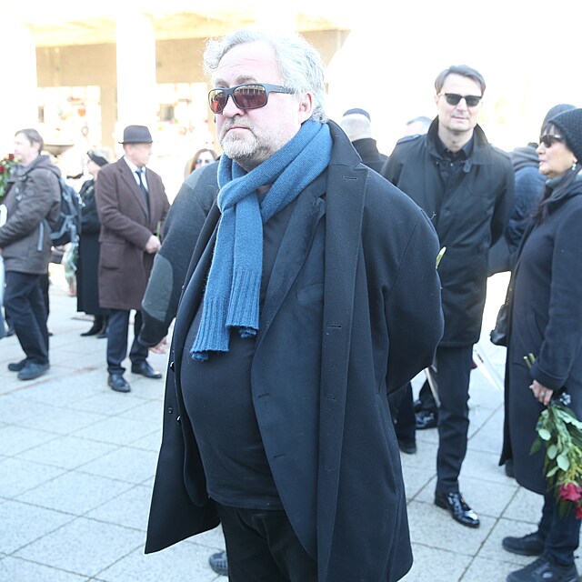 Poh�eb Evy Zaoralov� v pra�sk�ch Stra�nic�ch: Na prvn� d�mu karlovarsk�ho festivalu vzpom�nal i Jan H�ebejk.