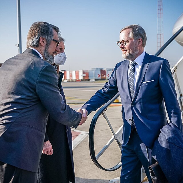 Petr Fiala se v Bruselu vt s velvyslancem R pi NATO Jakubem Landovskm