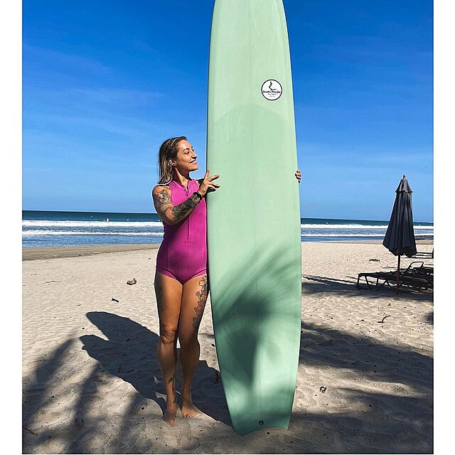 Kamila Kamu Rundusov zdrav z Kostariky a obdivuje se enm surfakm.