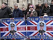 Lidé stojící ped Westminster Abbey, koná se zde bohosluba za prince Filipa.
