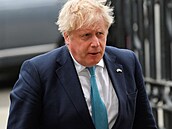 Boris Johnson pichází do Westminster Abbey.