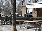 Smutení hosté se oberstvili v nedalekém bufetu u Letenského zámeku.