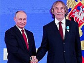 Ve svých oblíbených hodinkách Putin pedával medaili Jarkovi Nohavicovi.