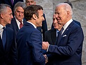 Emmanuel Macron si pátelsky pokecal s Joem Bidenem.