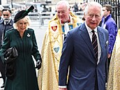 Princ Charles a za ním vévodkyn Camilla