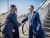 Petr Fiala se v Bruselu vítá s velvyslancem R pi NATO Jakubem Landovským