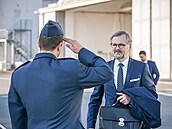 Premiér Petr Fiala odletl do Bruselu na summit NATO, kterého se zúastní i...
