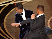 Pedávání Oscar zpestil Will Smith, který moderátorovi Chrisi Rockovi v...