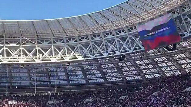 Jevgenij Pljuenko nechybl na moskevskm stadionu Luniki, kde ml projev Vladimir Putin. Krasobrusla tu dokonce zpval Internacionlu.