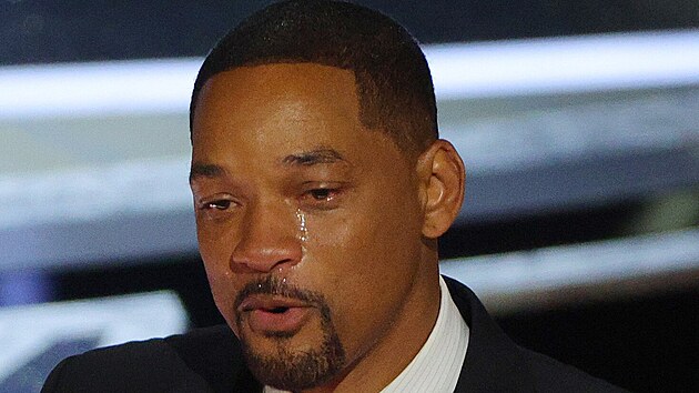 Pedvn Oscar zpestil Will Smith, kter modertorovi Chrisu Rockovi jednu ubalil. Pak si piel pro soku a dolo i na slziky.