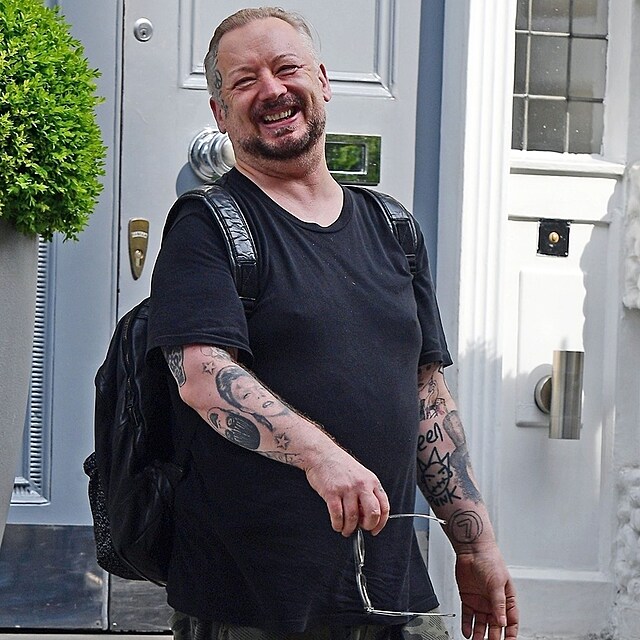 Boy George u� je jenom George, Boye nechal n�kde v minulosti.
