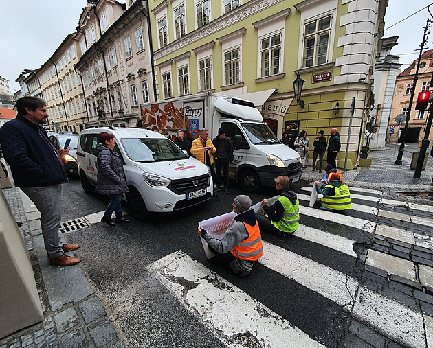 eská odno hnutí Extinction Rebellion pomáhá Ukrajin blokádami praských...