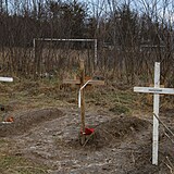 V Buči nestíhají pohřbívat mrtvé. (2. dubna 2022)