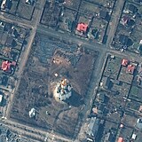 Satelitní snímky Buče ukazují příkop na místě, kde se našel masový hrob.