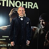 Hynek Čermák se na premiéře filmu Stínohra dokonce pokusil o opatrný úsměv.