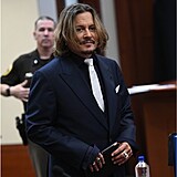 Johnny Depp a Amber Heard stanuli tv v tv u soudu.