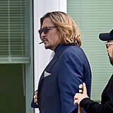 Johnny Depp pichz k soudu se svou typickou run smotanou cigaretou.