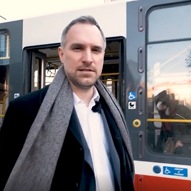 Zdeněk Hřib jede tramvají. Smíchovu se ale zdárně vyhnul.