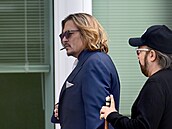 Johnny Depp přichází k soudu se svou typickou ručně smotanou cigaretou.