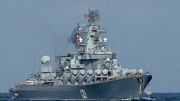Vlen lo Moskva, pcha ernomosk flotily, kterou potopily ukrajinsk protilodn stely Neptun.