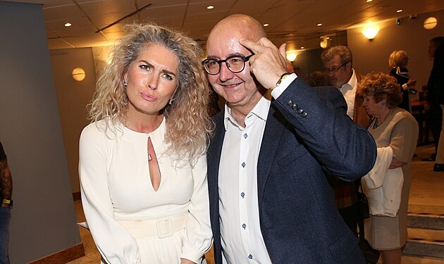 Olga Menzelov� a egyptolog Miroslav B�rta n�zorn� p�edvedli, �e smysl pro humor...