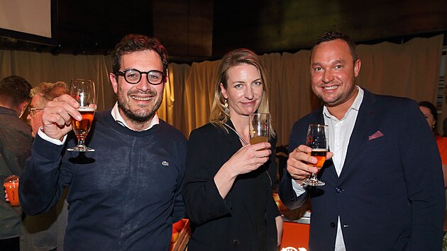 Nakonec se italsky mluvící nový mu� po boku Ani�ky (vlevo) do objektivu usmíval.