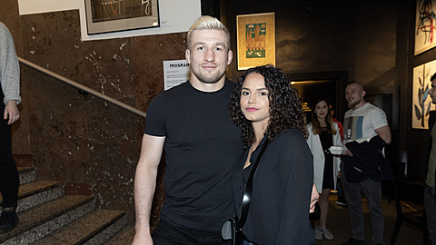 David Kozma se svou láskou Sarah na premiéře filmu o MMA zápasníkovi Jiřím...