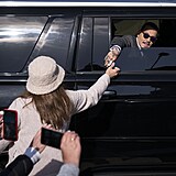 Johnny Depp podává fanynce autogram.