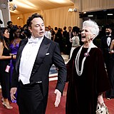 Elon Musk a jeho maminka Maye byli hvzdami Met Gala.