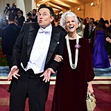Elon Musk vzal na Met Gala maminku. Maye zářila v šatech od Dioru.