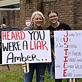 Fanoušci Johnnyho Deppa označují Amber Heard za lhářku.