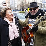 Jiina Bohdalov s dalm oslavencem Petrem Jandou, kter 2. kvtna oslavil 80....