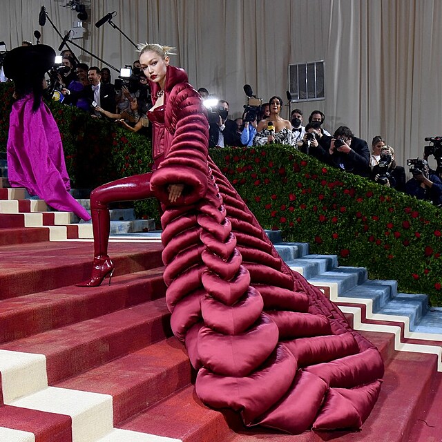 GIgi Hadid vsadila na latex.