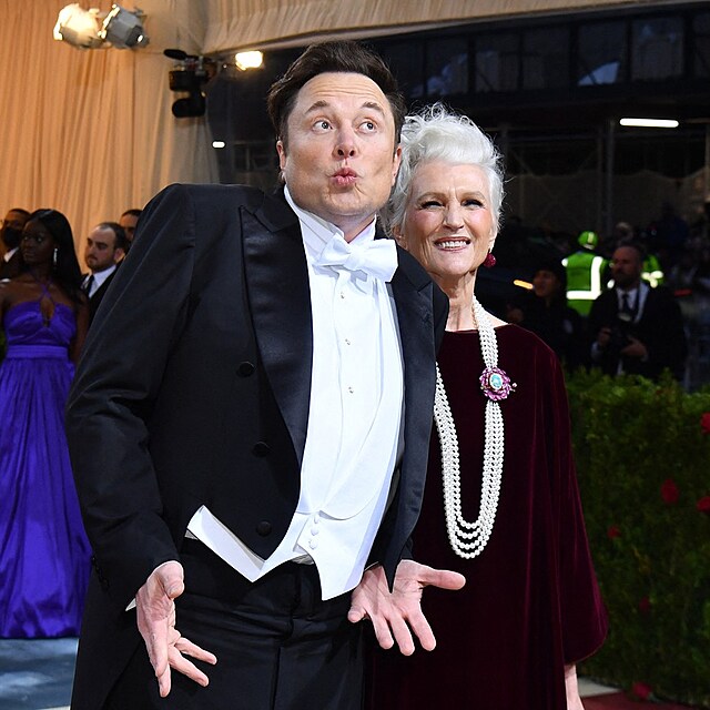 Elon Musk a jeho maminka Maye byli hvzdami Met Gala.