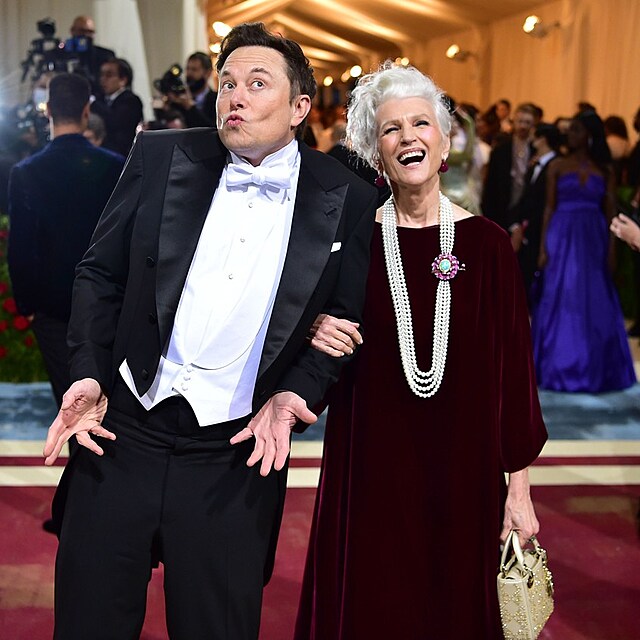 Elon Musk vzal na Met Gala maminku. Maye zila v atech od Dioru.