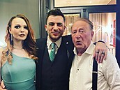 Petr Janda se svým vnukem Petrem a jeho sexy pítelkyní Kaenkou, která ádí na...