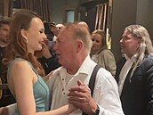 Petr Janda tancuje s pítelkyní svého vnuka. V pozadí jim zpívá Petr Kolá.