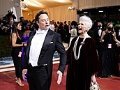 Elon Musk a jeho maminka Maye byli hvězdami Met Gala.
