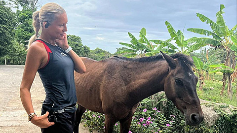Krainová neustále běhá, v Karibiku se jí do cesty připletl i kůň
