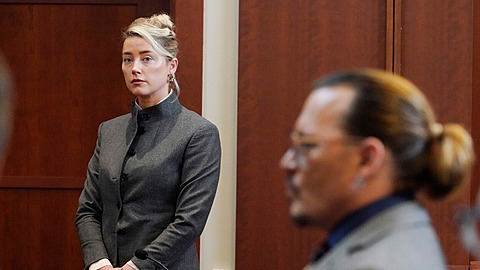 V pondlí u soudu opt vypovídala Amber Heard.