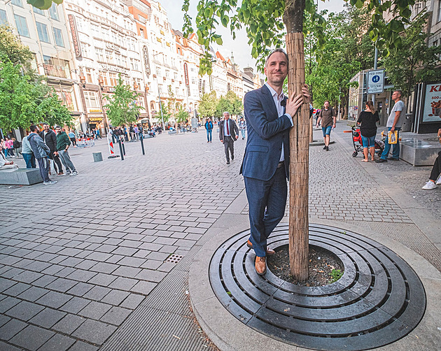 Zdeněk Hřib se lísá k lípě na Václavském náměstí a opájí se místní krásou.