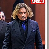 13. dubna Depp, 14. dubna Heard. Další celočerný outfit oblékne Depp už 19....