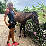 Krainová neustále běhá, v Karibiku se jí do cesty připletl i kůň