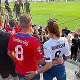 David Limberský vyrazil na fotbal s manželkou Lenkou. Oba ukázali odvahu a šli...