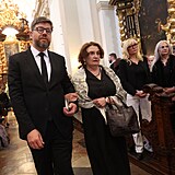 Eva Holubová odcházela ruku v ruce s Jiřím Pospíšilem.