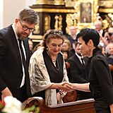 Lenka Bradáčová se vítá s Evou Holubovou a Jiřím Pospíšilem.