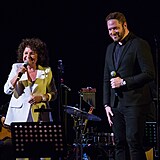 Jitka Zelenková na pódiu s hudebníkem Jurajem Hortem
