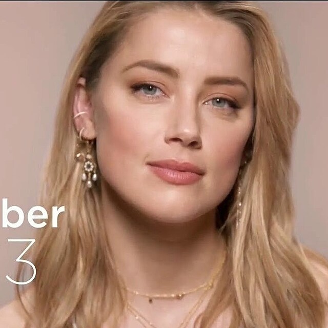 Amber Heard v reklam na make-up znaky LOral Paris
