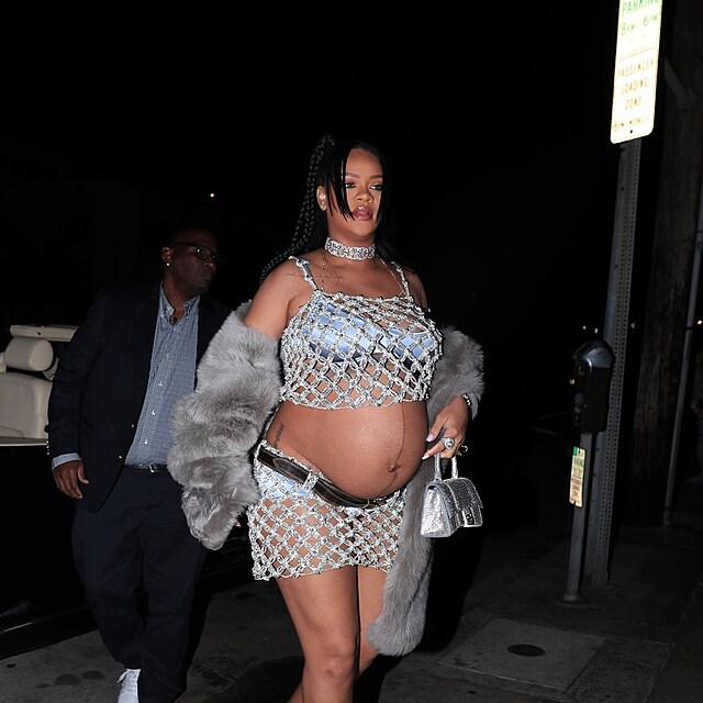 Rihanna se ani v thotenstv moc nezahaluje.