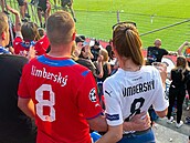 David Limberský vyrazil na fotbal s manelkou Lenkou. Oba ukázali odvahu a li...